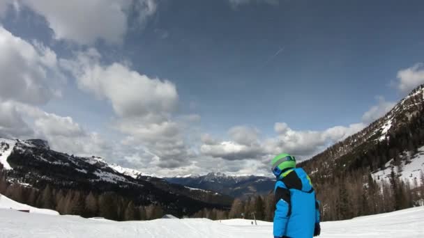 Fristilsåkning Liten Pojke Som Hoppar Snöpark Ett Årigt Barn Njuter — Stockvideo