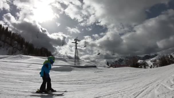 フリースタイルスキー 雪の公園に飛び込む少年 6歳の子供はアルパインリゾートで冬の休暇を楽しんでいます 安定した映像だ スローモーション — ストック動画