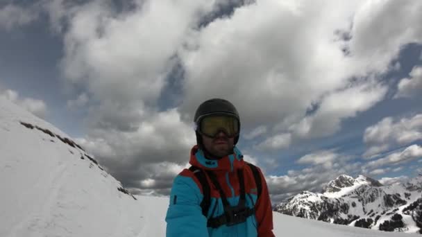 年轻人喜欢滑雪 不寻常的滑雪者镜头 从滑雪板顶部拍摄 稳定的镜头 慢动作 — 图库视频影像