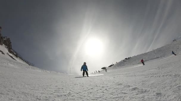 Jovem Esquiar Homem Gosta Esquiar Resort Alpino Esquiador Pulverizando Neve — Vídeo de Stock