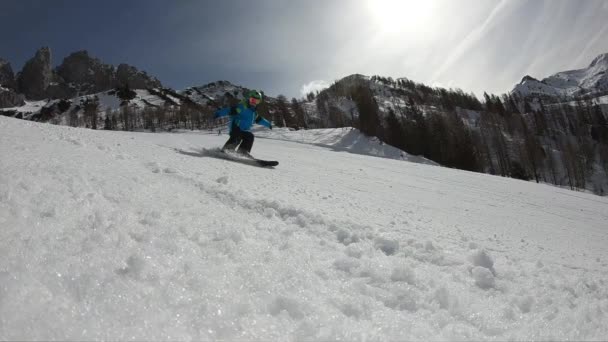 Młody Chłopak Nartach Mężczyzna Lubi Jeździć Nartach Alpejskim Kurorcie Skier — Wideo stockowe