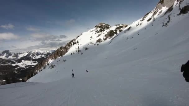 滑过滑雪者的眼睛 在欧洲一个美丽的度假胜地滑雪运动的稳定记录 — 图库视频影像