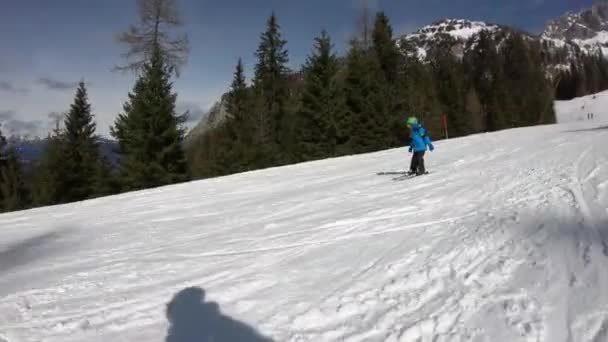 Kisfiú Síelés Egy Éves Gyermek Élvezi Téli Vakációt Alpesi Üdülőhelyen — Stock videók