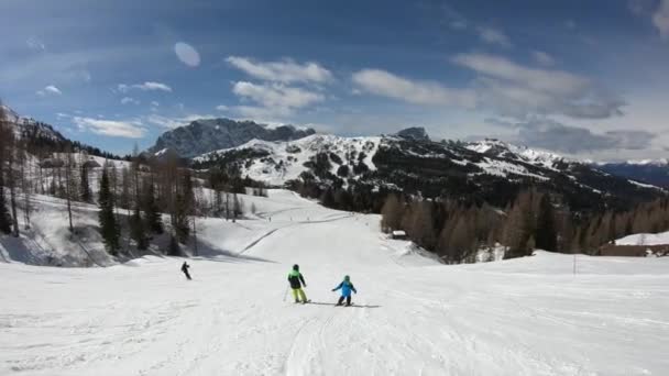 Little Anak Ski Seorang Anak Berusia Tahun Menikmati Liburan Musim — Stok Video