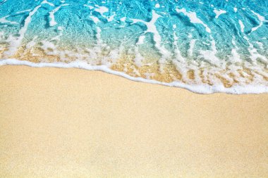 Mavi deniz dalgası, beyaz köpük, altın kumsal, turkuaz okyanus suyu kapat yaz tatili sınır çerçevesi konsepti, tropik ada tatili arkaplanı, turist seyahat afişi tasarım şablonu, kopyalama alanı