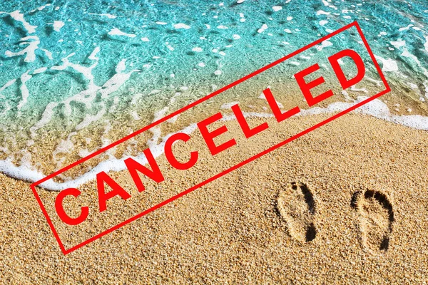 Fußabdrücke Auf Sand Strand Blaue Meereswellenlandschaft Roter Stempel Cancelled Coronavirus — Stockfoto