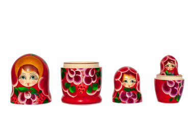 Matrioshka Rus hatırası. Beyaz arka planda parlak kırmızı. Yakın plan.