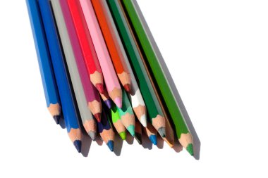 İzole edilmiş beyaz arkaplan üzerine çizim için çok renkli kalemler