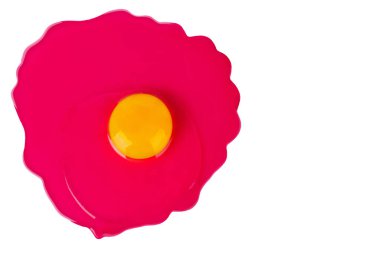 Beyaz arka planda sarı sarısı olan pembe çiğ yumurta üst tarafta izole edilmiş, kırmızı zeminde pişmemiş yumurta, sanat Paskalya afişi, yaratıcı paskalya posteri, modaya uygun gıda tasarımı unsuru, kopyalama alanı