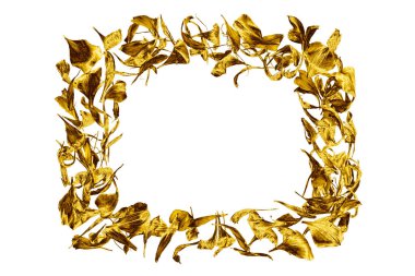 Beyaz arkaplanda çiçek yapraklarından yapılmış altın çerçeve kapalı, dekoratif altın rengi kenar, sanat süsleme deseni, sarı metal parlak çelenk süslemesi, kopyalama alanı