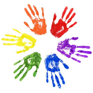 Eller, beyaz arka planda daire şeklinde LGBTQ topluluğunun gökkuşağı rengini basar. Yakından izole edilmiş, el izi çeşitliliği çizimi, LGBT gurur logosu, gay, lezbiyen vs. işareti, aşk sembolü, kimlik kavramı.
