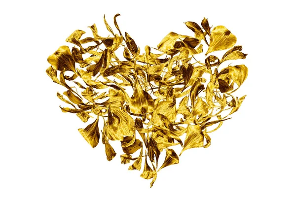 白を背景に花びらで作られた黄金の心を閉じ 装飾的な金のハート形の装飾 芸術の花の葉のパターン 黄色の金属の葉のロゴ 愛のシンボル バレンタインデーのサイン — ストック写真