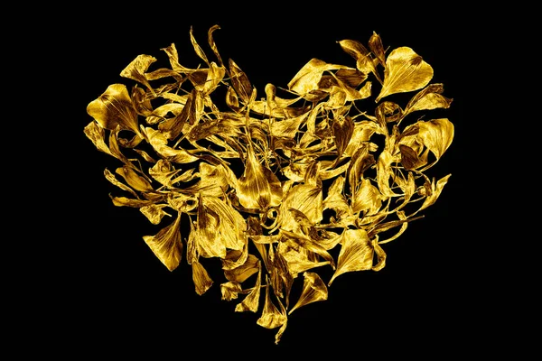 黒の背景に花の花びらで作られた黄金の心が閉じ込められた 装飾的な金のハートの形の装飾 芸術の花のパターン 黄色の金属光沢のあるデザイン要素 愛のシンボル バレンタインデーのサイン — ストック写真