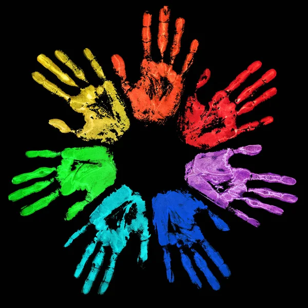 虹色の手のプリント黒の背景に円で隔離されたクローズアップ カラフルな水彩の手のイラスト 塗装人間の手のシルエット ラウンドロゴデザイン 友情のコンセプト 愛のシンボル — ストック写真