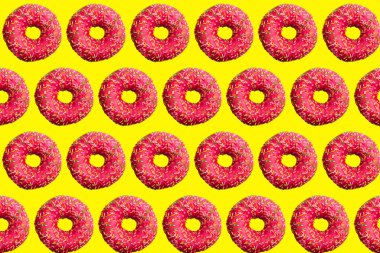 Pembe donutların kusursuz deseni parlak sarı arka plan manzarası, lezzetli donutlar arka plan, renkli tatlı tatlı duvar kağıdı tasarımı, tekrarlayan dekoratif süs, lezzetli pastalar geometrik dekor
