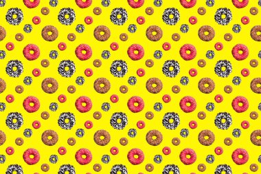 Pembe ve çikolatalı çörekler, parlak sarı arka plan manzarası, lezzetli donut arkaplanı, renkli tatlı tatlı duvar kağıdı, dekoratif süslemeler, lezzetli pasta tasarımı.