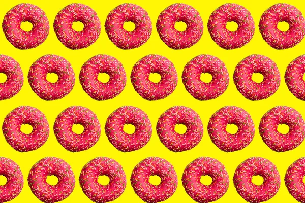 Patrón Sin Costuras Rosquillas Rosadas Vista Superior Fondo Amarillo Brillante — Foto de Stock