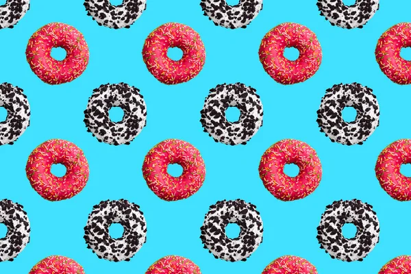 Patroon Van Roze Witte Chocolade Donuts Blauwe Achtergrond Bovenaanzicht Smakelijke — Stockfoto