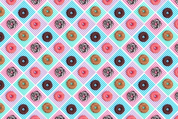 Patroon Van Roze Witte Chocolade Donuts Multi Gekleurde Gestreepte Achtergrond — Stockfoto