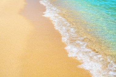Altın kum plajı, mavi deniz dalgası ve beyaz köpük manzarası, şeffaf okyanus suyu sıçraması, yaz tatili konsepti, tropik ada arka planında tatiller, seyahat afişi şablonu, kopyalama alanı