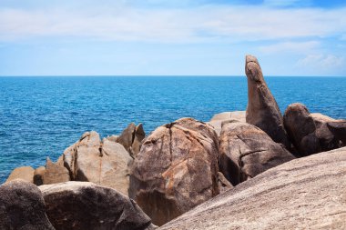 Hin Ta ve Hin Yai kayaları yakınlarda, büyükannem ve büyükbabam mavi denizde kayalar, güneşli bulutlu arka plan, Lamai sahilinde ünlü turistik bölge, Koh Samui tropikal adası, Tayland