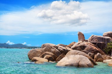 Hin Ta ve Hin Yai kayalar yakın görüntüde, büyükanne ve büyükbaba taşları, mavi deniz, güneşli gökyüzü, bulutlu arka plan, Lamai sahilinde ünlü turistik yer, Koh Samui tropikal adası, Tayland