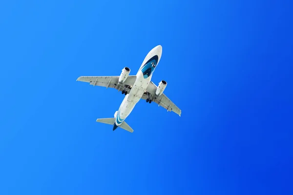 Avión Blanco Vuela Sobre Fondo Cielo Azul Claro Cerca Despegue — Foto de Stock