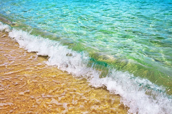 Желтый Песчаный Пляж Синяя Морская Волна Белый Пенный Пейзаж Бирюзовый — стоковое фото