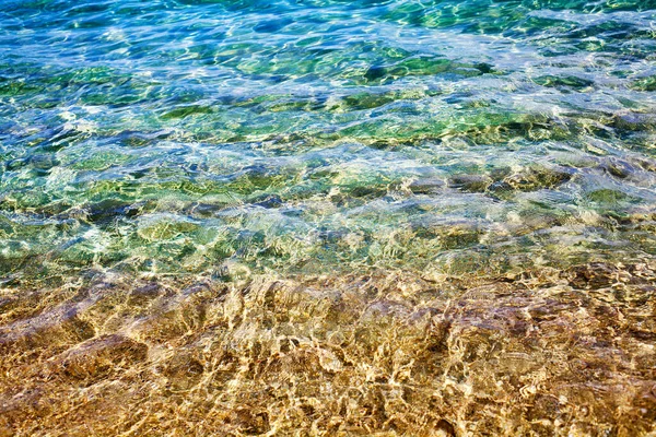 Açık Mavi Deniz Suyu Altında Altın Kum Güneş Işığı Yansıması — Stok fotoğraf