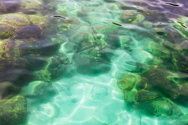 蓝色水晶清澈海水 石质背景 蓝绿色透明海洋 水下珊瑚礁表面闭合 太阳光反射 绿水抽象自然图案背景 — 图库照片