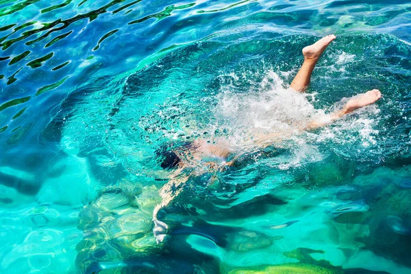 Jong Meisje Met Duikmasker Snorkelduiken Helder Blauw Zeewater Volwassen Vrouw — Stockfoto