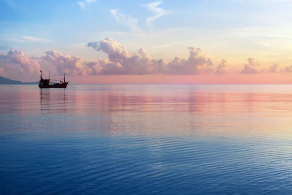 朝の日の出ピンクの空 青い海 白い雲 船のシルエット 海の海岸に柔らかい色の夕日 美しい風景 サムイ島のボートや太陽の反射 — ストック写真