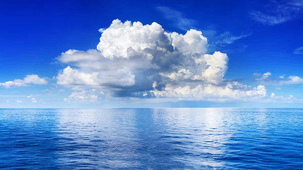 Белые Кучевые Облака Голубом Небе Над Морским Ландшафтом Большое Облако — стоковое фото