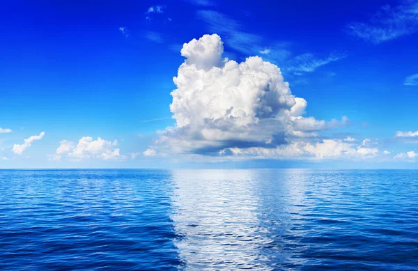 Белые Кучевые Облака Голубом Небе Над Морским Ландшафтом Большое Облако — стоковое фото