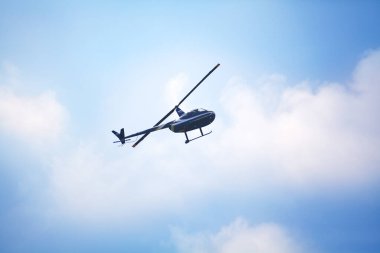 Novosibirsk, Rusya, 31 Temmuz 2016, Mochishche havaalanı, yerel hava gösterisi, Robinson R44 helikopteri gökyüzünde