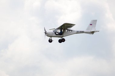 Novosibirsk, Rusya, 31 Temmuz 2016, Mochishche havaalanı, yerel hava gösterisi, gökyüzünde iki koltuklu uçak 22 'leri