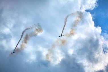 Novosibirsk, Rusya, 31 Temmuz 2016, Mochishche havaalanı, yerel hava gösterisi, iki Yak-52, akrobatik The Bell, akrobatik takım 