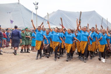 Mbabane, Svaziland - 31 Ağustos 2017: Umhlanga Reed Dans Töreni, geleneksel ulusal tören, sekiz günlük kutlamalardan biri, büyük bıçaklı genç bakir kızlar sazlıkları biçmek için tarlaya gider