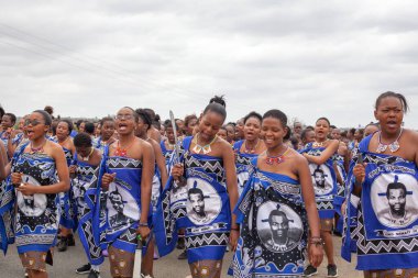 Mbabane, Svaziland - 31 Ağustos 2017: Umhlanga Reed Dans Töreni, geleneksel ulusal tören, sekiz günlük kutlamalardan biri, büyük bıçaklı genç bakir kızlar sazlıkları biçmek için tarlaya gider