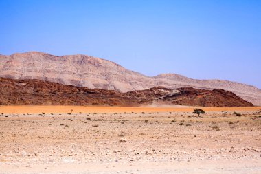 Namib Çölü 'ndeki Naukluft Ulusal Parkı' ndaki dağ manzarası Sossusvlei, Namibya, Güney Afrika 'daki kum tepelerine gidiyor.