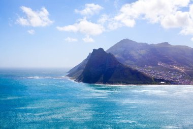 Deniz turkuaz okyanus suyu, mavi gökyüzü, beyaz bulutlar panorama, parlak güneş, masmavi deniz kıyısı, Chapmans Peak Yolu, güzel doğa dağları manzara, Cape Town, Güney Afrika kıyı yolculuğu