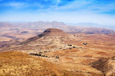 Güzel dağlık vadi manzarası Drakensberg dağları sarı yamaçlar ve tepeler manzara panoramik manzara, Lesotho bulutlardaki krallık, parlak mavi gökyüzü arka plan, Güney Afrika seyahati