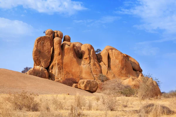 Red Bald Granite Peaks Blue Sky Background Ancient Geological Formations — 图库照片