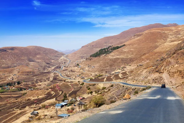 Schöne Hochland Tallandschaft Landschaft Panoramablick Strahlend Blauer Sonniger Himmelshintergrund Straße — Stockfoto