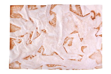 Beyaz zemin üzerine buruşuk eski kahverengi kağıt. Metin plakası ile izole edilmiş. Kırışık, kirli, eski, antika tasarım.