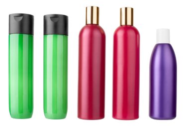 Kırmızı, yeşil, mor plastik şampuan, saç kremi şişeleri, duş jeli, nemlendirici krem seti beyaz arka planda izole edilmiş yakın plan, vücut bakımı boş paket modeli, kopyalama alanı