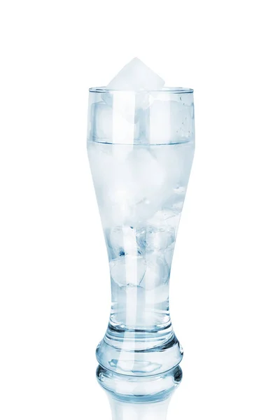 Jedna Plně Transparentní Sklenice Chladné Křišťálově Čisté Vody Kostky Ledu — Stock fotografie