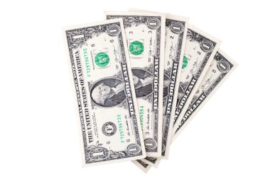 Beyaz arka planda bir Amerikan doları banknotları. Yakından izole edilmiş, 1 Amerikan doları hayranı, nakit para destesi.