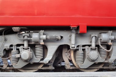 Tren istasyonu platformunda lokomotif, demir tren tekerlekleri mekanizması kapanıyor, çelik demiryolu tekeri inşaatı, demiryolu vagonu parçası, metal taşımacılık lastiği, tren raylarında modern taşıma lastiği.