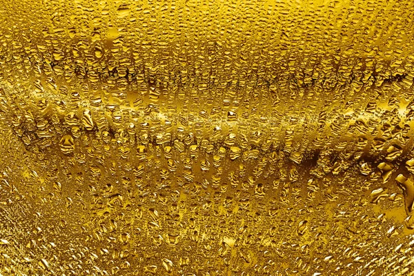 Wassertropfen Auf Goldenem Glashintergrund Nahaufnahme Textur Der Goldtröpfchen Abstraktes Kondensationsmuster — Stockfoto